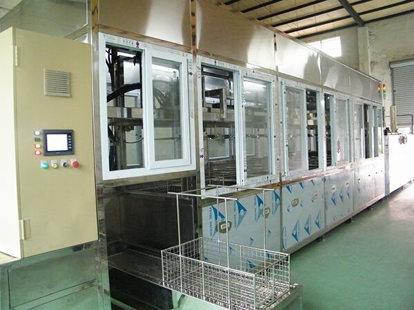 超聲波清洗機(jī)為徹底清洗汽車零部件提供了一種高效且有效的方法?！　∑囍圃?、裝配和維修的零件在使用前必須清洗。制造中使用的新零件很少受到嚴(yán)重污染，但即使是這些零件也可能有加工化合物、金屬污染或車間污垢的痕跡。用于裝配和維修的零件通常有大量的碳